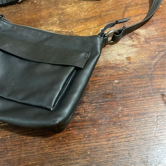 Universal Thread Black Crossbody Bag Adjustable Strap Front Pocket Zip Closure - Picture 3 of 13